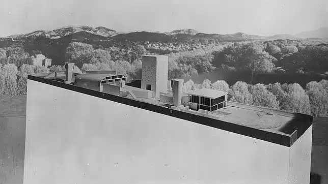Unidad habitacional, Marsella, 1946-1952. Vista de la maqueta de la cubierta ajardinada, montada en un fondo con paisaje provenzal. Copia de gelatina de plata montada sobre papel. Fundación Le Corbusier, París
