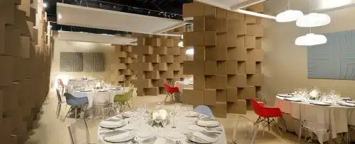 Resturante Pop up de Arquitectura efímera de cajas de cartón de de Héctor Ruiz