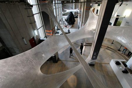 Tape Paris de Numen/For use. Escultura transitable realizada con cinta adhesiva en Palacio de Tokio en París