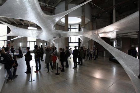 Tape Paris de Numen/For use. Escultura transitable realizada con cinta adhesiva en Palacio de Tokio en París