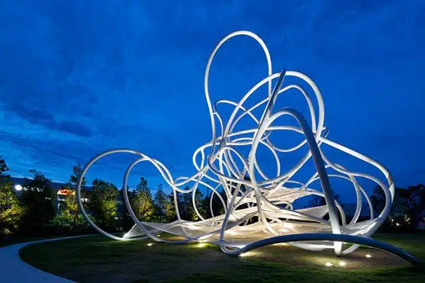 Forest Loops. Escultura arbórea de Suppose Design en Hamakita