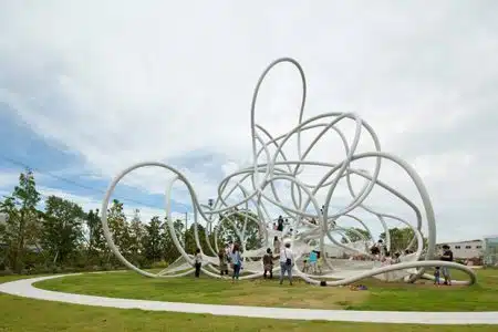 Forest Loops. Escultura arbórea de Suppose Design en Hamakita