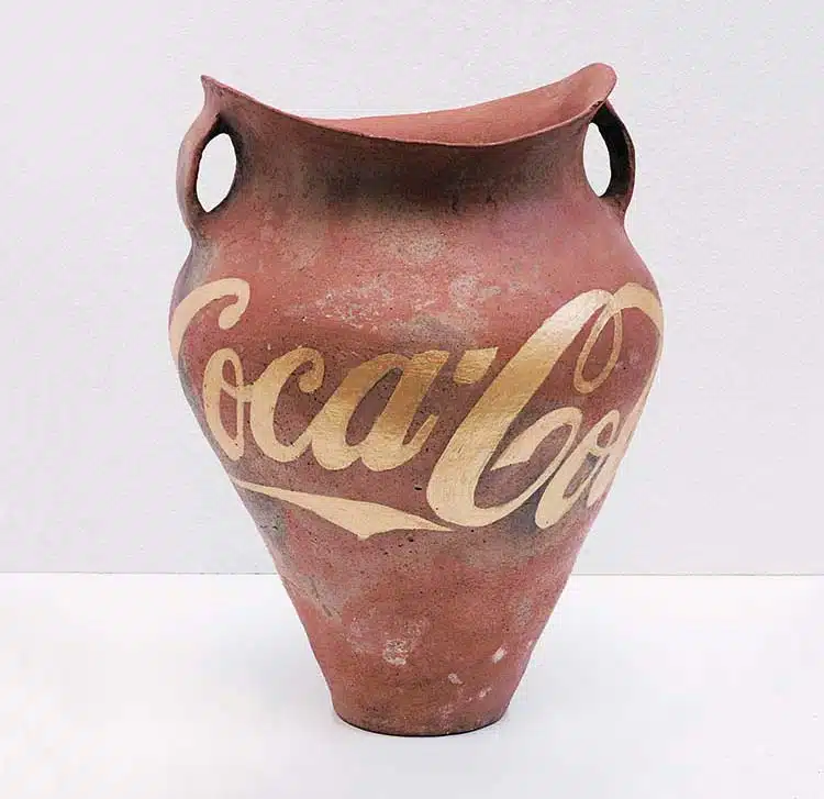 Artista chino Ai Weiwei. Coca-Cola Vase. 2008