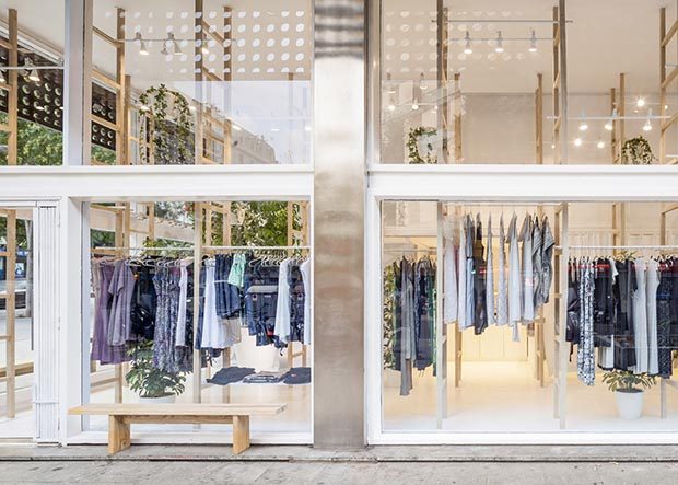 Román Izquierdo Bouldstrdge. Madera y luz natural para la tienda Mit Mat Mama en Barcelona.