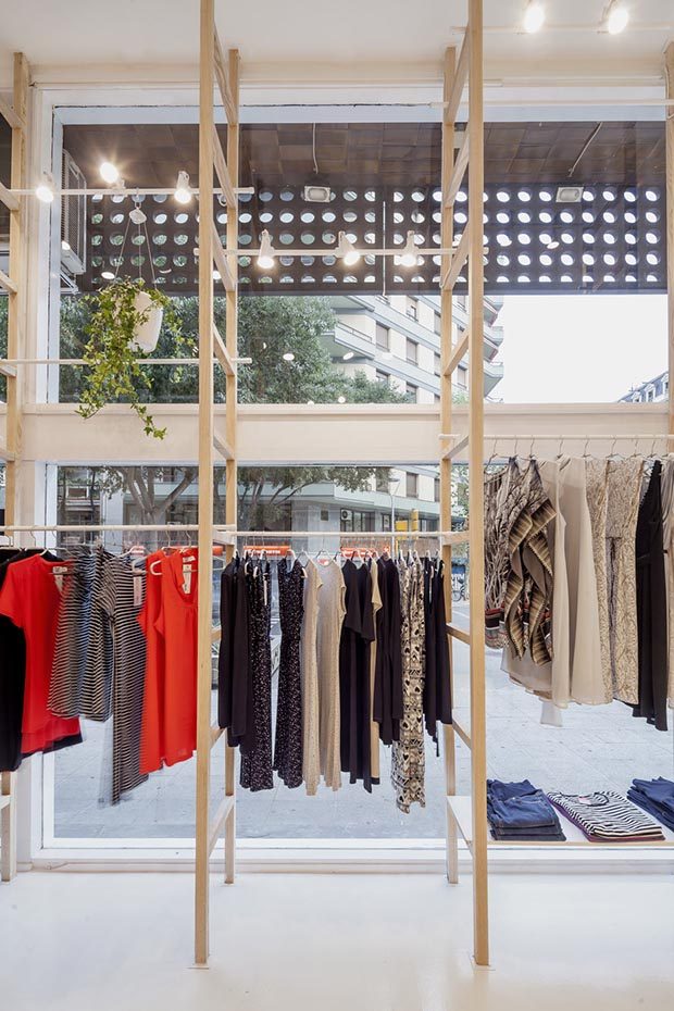 Román Izquierdo Bouldstrdge. Madera y luz natural para la tienda Mit Mat Mama en Barcelona.