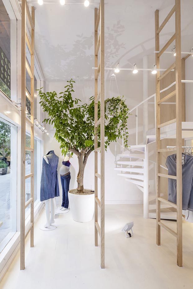 Román Izquierdo Bouldstrdge. Madera y luz natural para la tienda Mit Mat Mama en Barcelona.