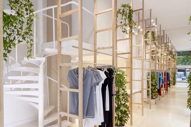 Román Izquierdo Bouldstrdge. Madera y luz natural para la tienda Mit Mat Mama en Barcelona.