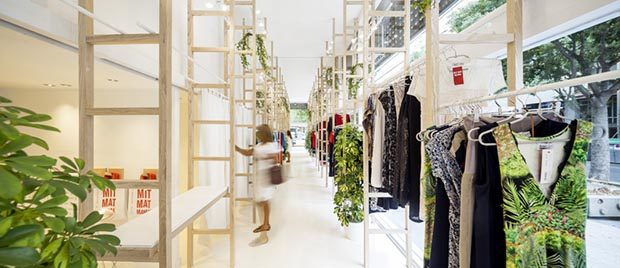 Román Izquierdo Bouldstrdge. Madera y luz natural para la tienda Mit Mat Mama en Barcelona.