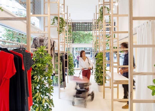 Román Izquierdo Bouldstrdge. Madera y luz natural para la tienda Mit Mat Mama en Barcelona.