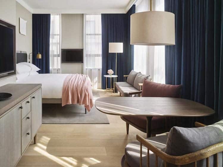 Este hotel renovado en el soho de nueva york tiene un estilo nordico y escandinavo 