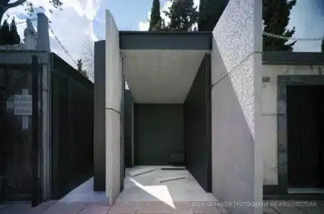 Panteón de granito desarrollado por W+G Arquitectos para la familia legerén
