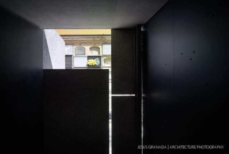 Panteón de granito desarrollado por W+G Arquitectos para la familia legerén