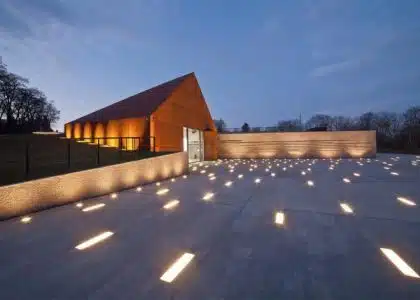 Nizio Design conmemora el Holocausto con un edificio angular