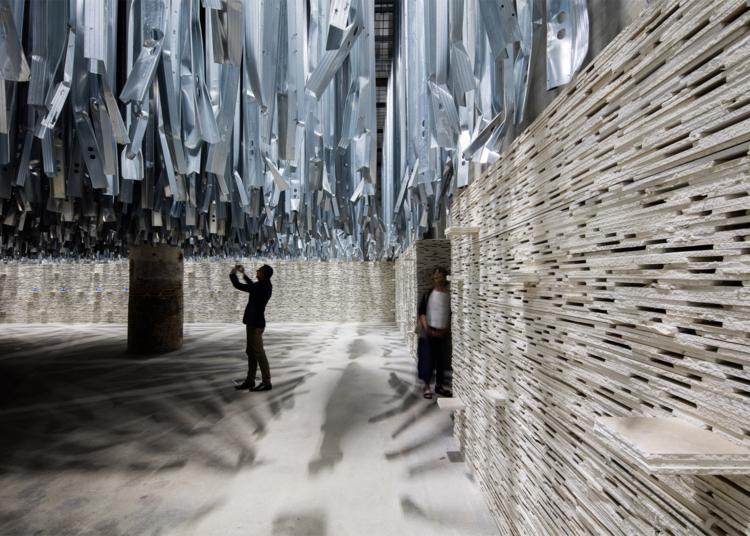 aravena crea una entrada reciclada para la bienal de venecia