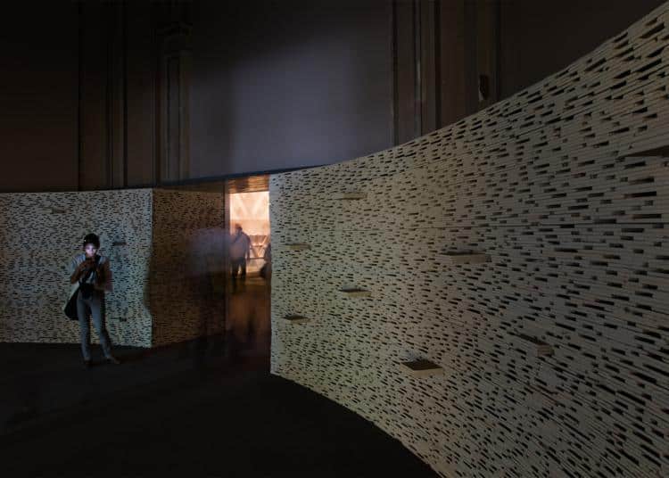 aravena crea una entrada reciclada para la bienal de venecia