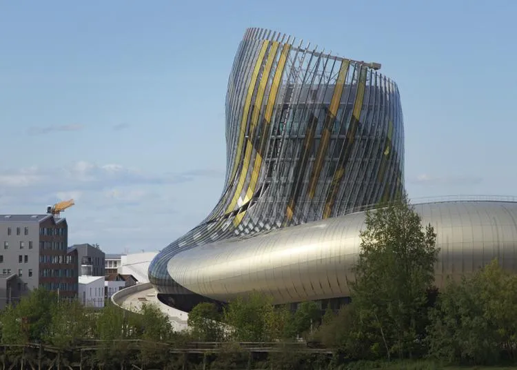 El museo del vino tiene un gran cuerpo dorado de XTU Architecs