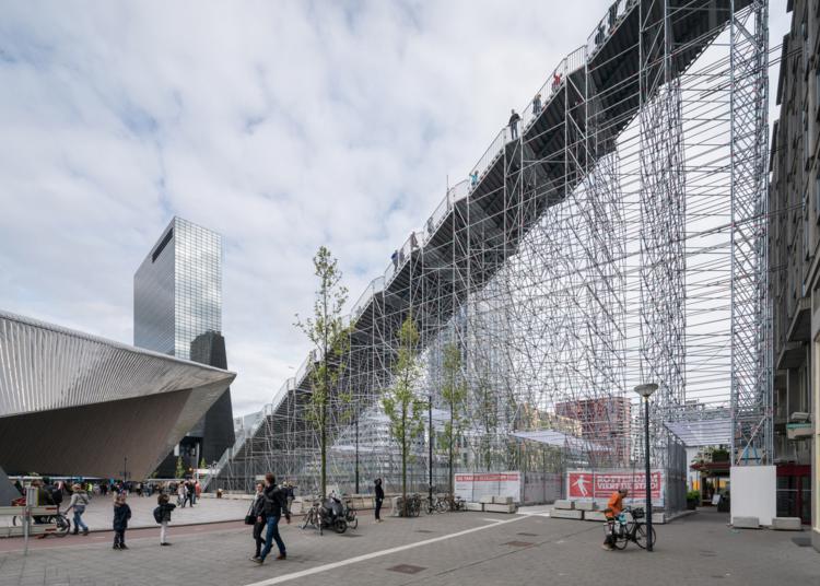 MVRDV ha instalado esta escalera efímera en su Rotterdam natal