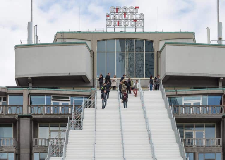 MVRDV ha instalado esta escalera efímera en su Rotterdam natal