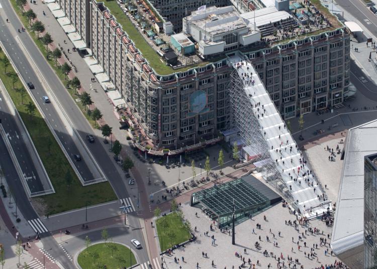 MVRDV ha instalado esta escalera efímera en su Rotterdam natal