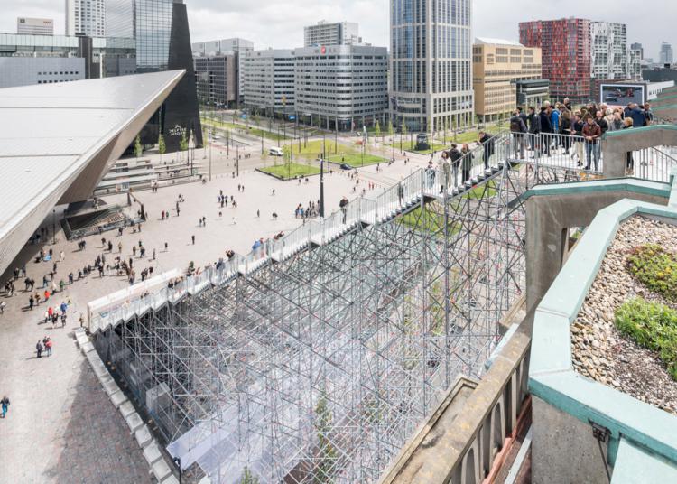 MVRDV ha instalado esta escalera efímera en su Rotterdam natal