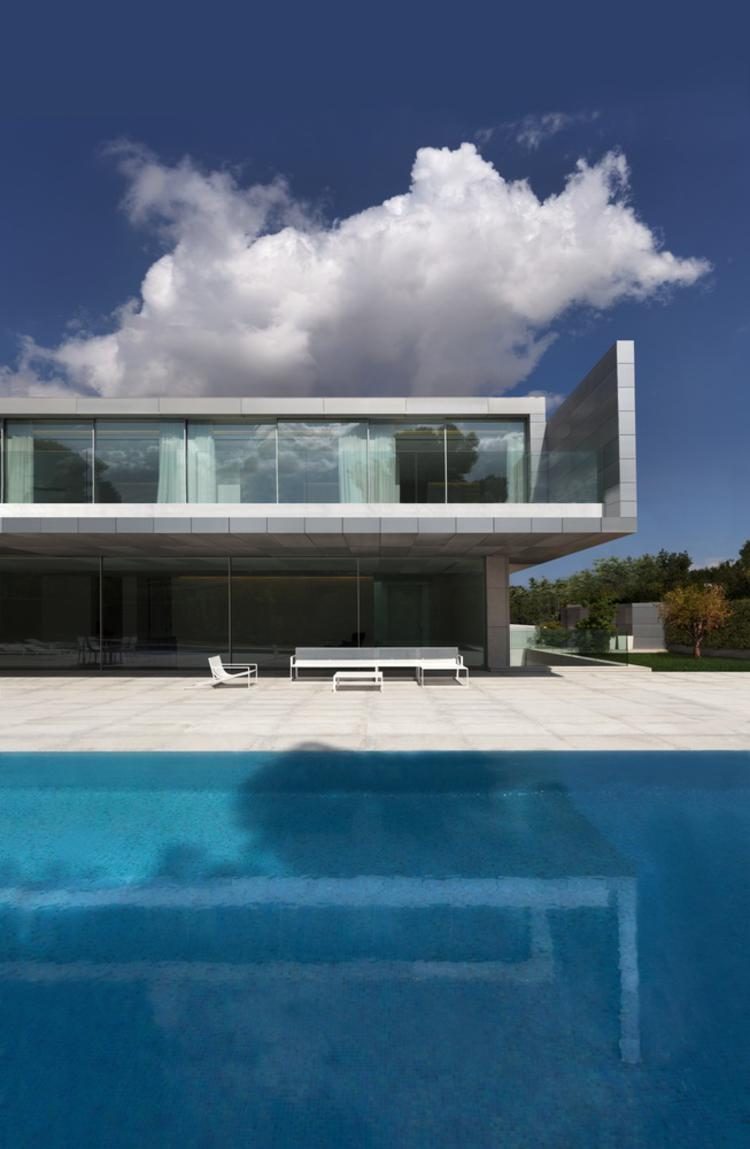 La casa de aluminio de Fran Silvestre se ha construido en la periferia Madrid
