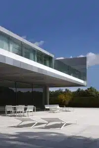 La casa de aluminio de Fran Silvestre se ha construido en la periferia Madrid