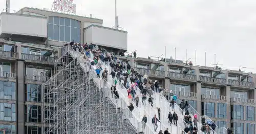 MVRDV ha instalado esta escalera efímera en su Rotterdam natal