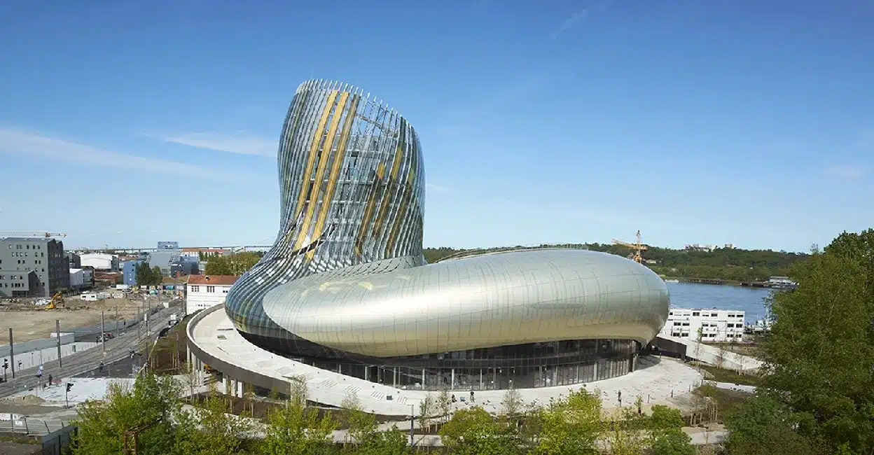 El museo del vino tiene un gran cuerpo dorado de XTU Architecs