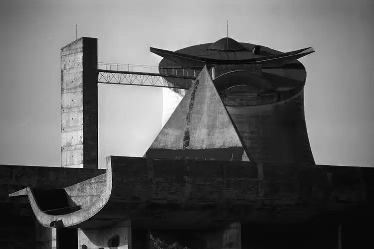 Parliament Building. Chandigarh, India. 1951-65 Le Corbusier, atelier and Pierre Jeanneret. Imagen cedida por Phaidon. Foto: William JR Curtis