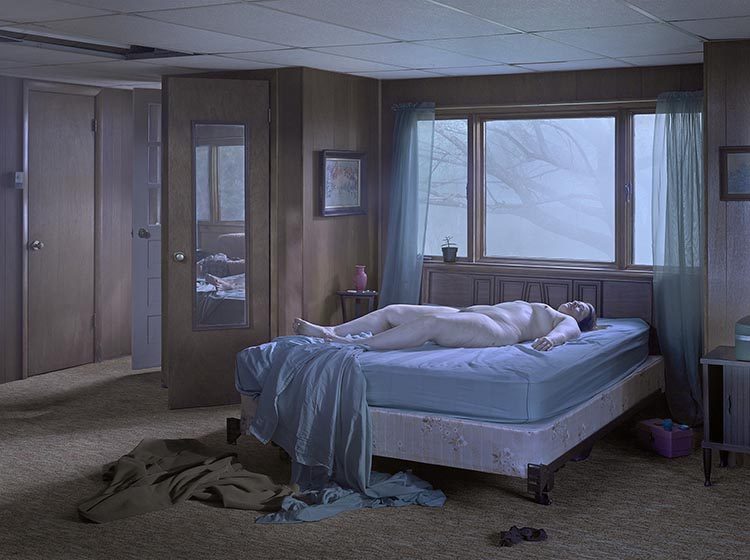 Reclining Woman on Bed. Gregory Crewdson. Gagosian Gallery. Silencio y luz en la fotografía