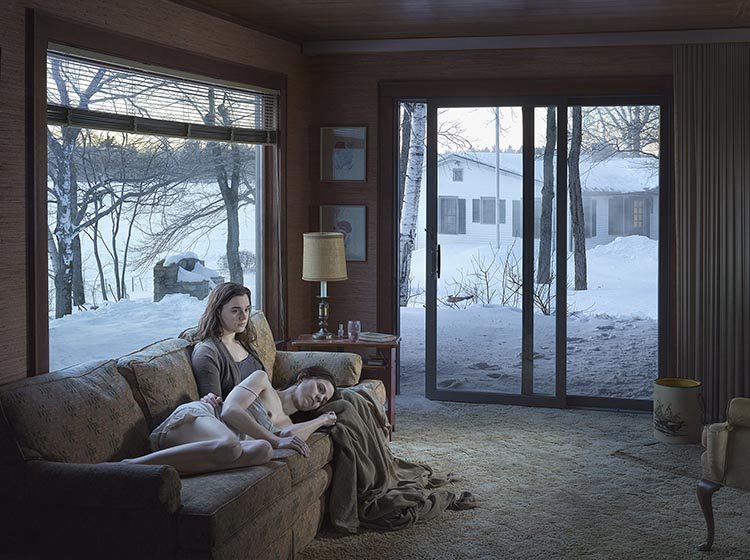 Mother and Daughter. Gregory Crewdson. Gagosian Gallery. Silencio y luz en la fotografía