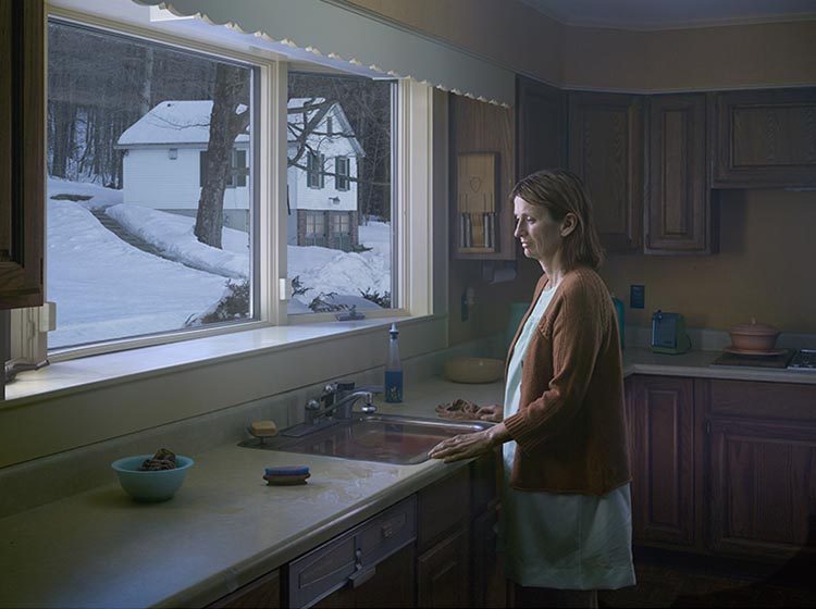 Woman at Sink. Gregory Crewdson. Gagosian Gallery. Silencio y luz en la fotografía