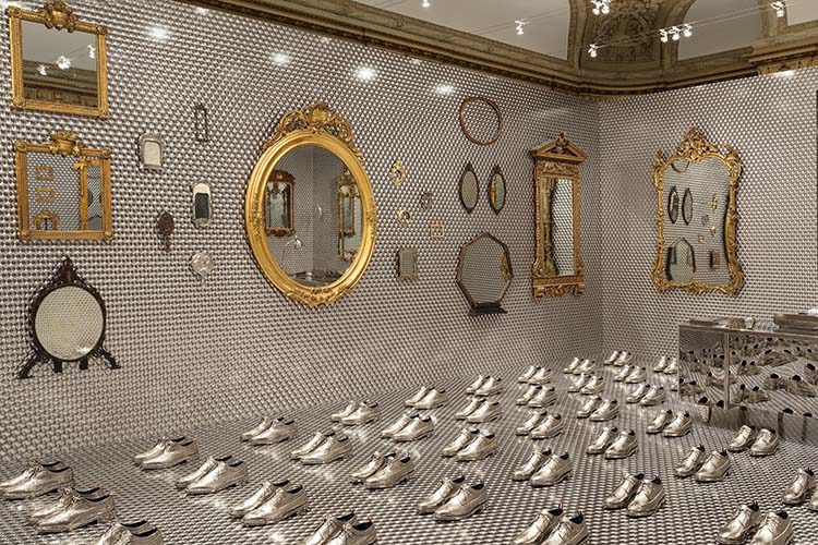 Vista de la instalación "Thom Browne Selects." Foto de Matt Flynn © 2016 Cooper Hewitt, Smithsonian Design Museum