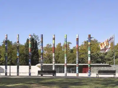 Premios COAM 2017. Columnas conmemorativas de los 30 años de la reconstrucción del Pabellón Alemán en Barcelona.