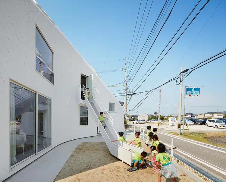 Nueva arquitectura de escuelas y centros educativos. Clover House. MAD Architects. Okazaki, Japón. Foto: Fuji Koji