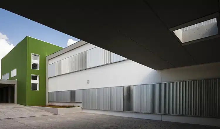 Nueva arquitectura de escuelas y centros educativos. Centro de educación primaria. A3 Arquitectura. Alcalá de Guadaira. Sevilla Foto: Fernando Alda