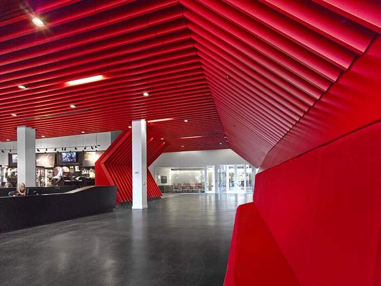 Clive Wilkinson. Diseño de espacios de trabajo. Fox Head Global Headquarters. Foto: Benny Chan