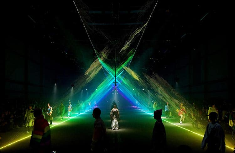 Spectrum. United Visual Artists. Burberry. La escenografía. diseño de desfiles de moda