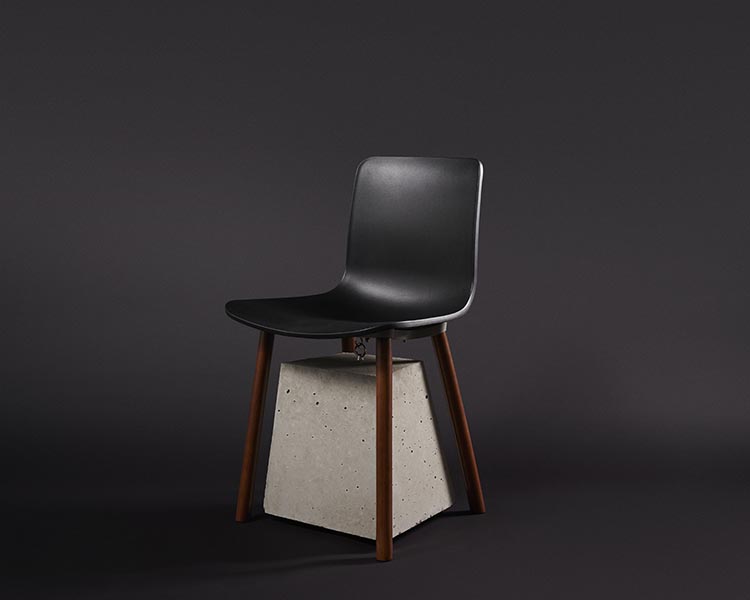 Tom Skeehan. 26 Original Fakes. Silla Hal de Jasper Morrison