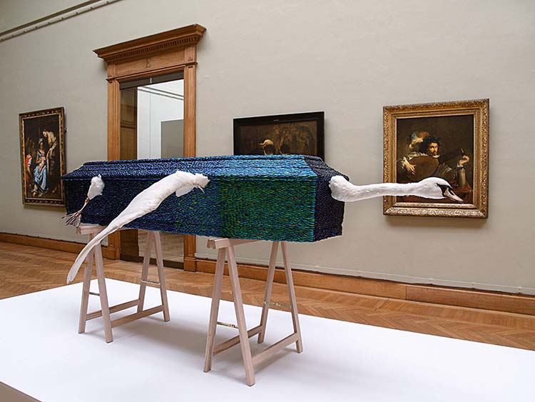 Werken met de schildjes van de juweelkever. Jan Fabre. Troubleyn. Artista interdisciplinar