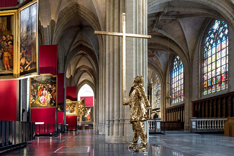 Jan Fabre. Troubleyn. Artista interdisciplinar. The Man who bears the cross. 2015