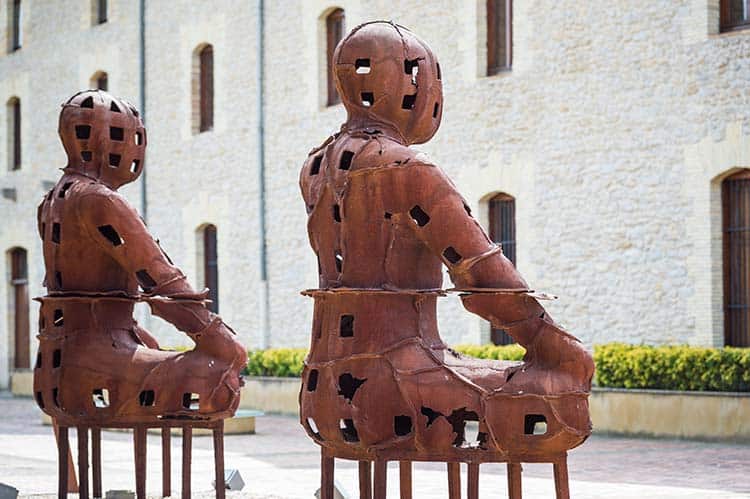 Arte en bodegas de Navarra. Guardianes. Xavier Mascaró. Otazu. Foto: Daniel Fernández