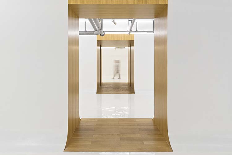 Lelege Art Space. Blue Harbor Store.Estudio de arquitectura chino Archstudio. Interiores de madera