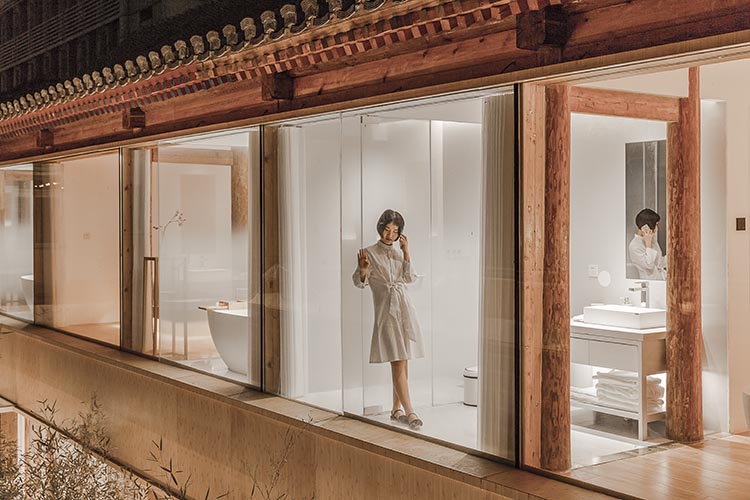 Layering Courtyard. Estudio de arquitectura chino Archstudio. Interiores de madera