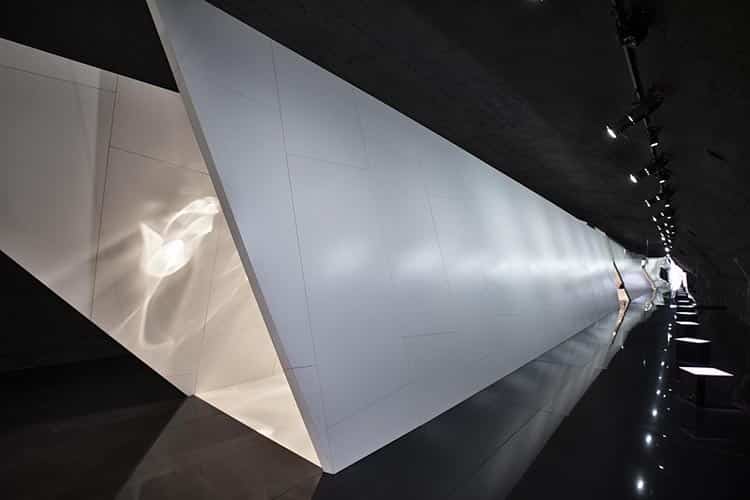 Raytrace. Diseñador británico Benjamin Hubert y Dekton Cosentino en Fuorisalone de Milan Design Week