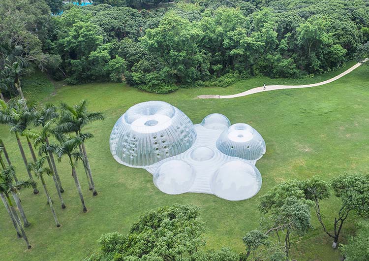 Pabellón hinchable multifuncional “Air Mountain” de Aether Architecture. OCT Phoenix Flower Festival
