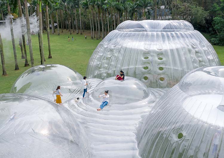 Pabellón hinchable multifuncional “Air Mountain” de Aether Architecture. OCT Phoenix Flower Festival