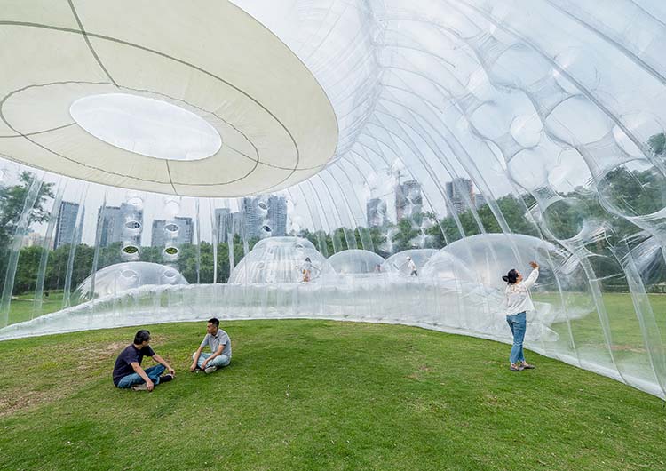 Pabellón hinchable multifuncional “Air Mountain” de Aether Architecture. OCT Phoenix Flower Festival