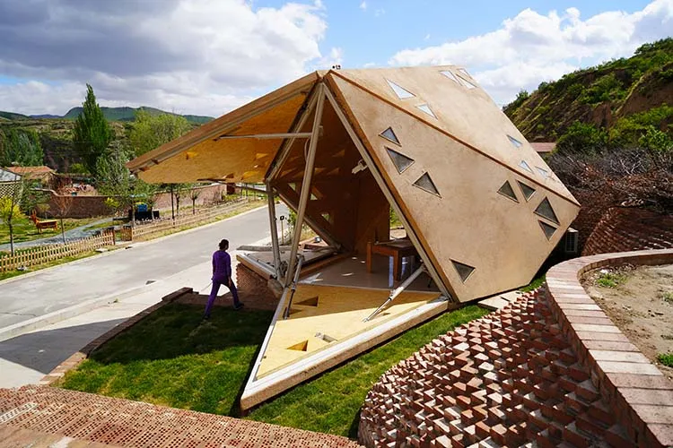 Operable Interactive Village Hut.  Prototipo para un edificio ecológico