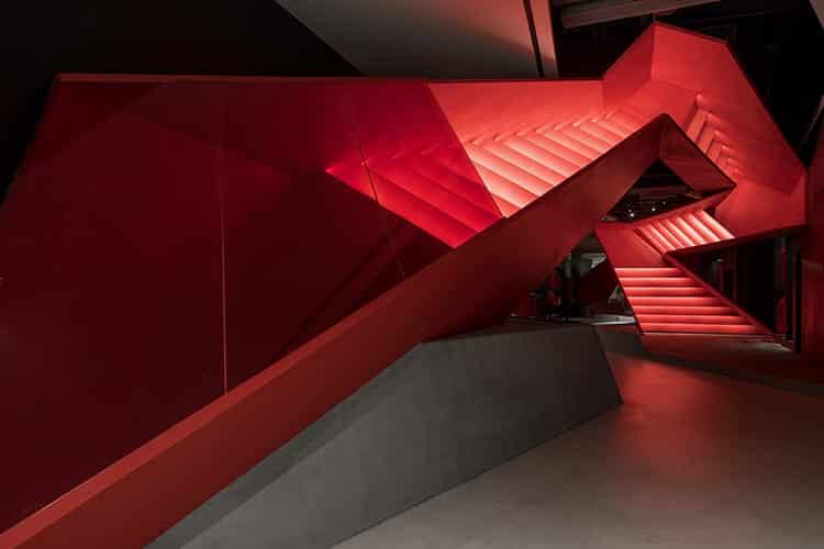 Roaringwild. Escalera roja. Domani Studio